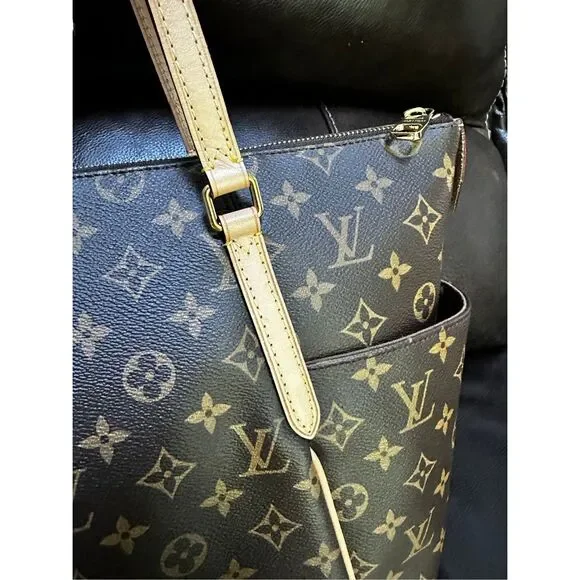 Louis Vuitton Totally MM Tote - Picture 4 of 14